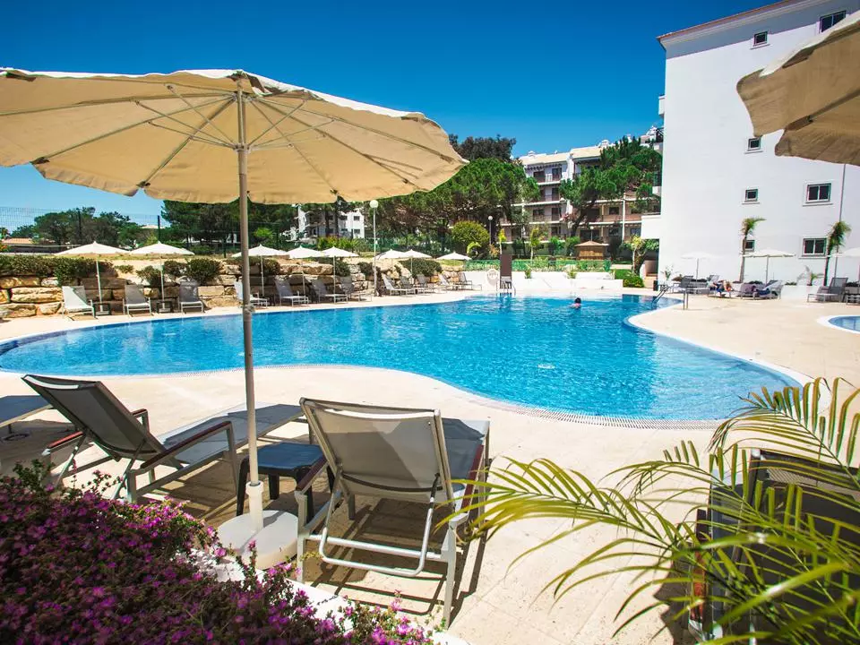 Lejlighedshotel AP Victoria Beach. Hotel i Olhos d’Agua, Portugal, med all inclusive.