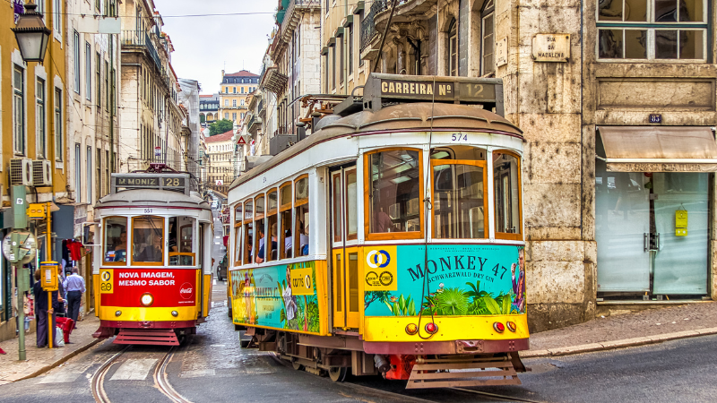 Gule sporvogne i Lissabon, Portugals hovedstad.